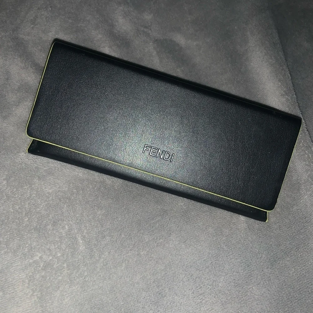 Fendi rose gold oversized freedom sunglasses Swarovski crystals 450$ casual fall